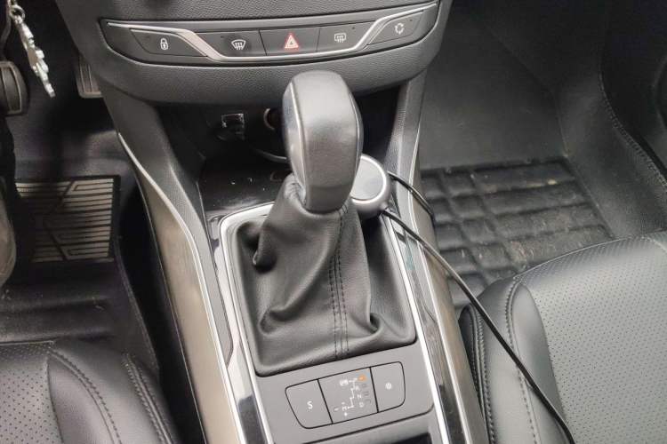 Used Peugeot 408 2014 1.8L Automatic Luxury Edition Gear Lever
