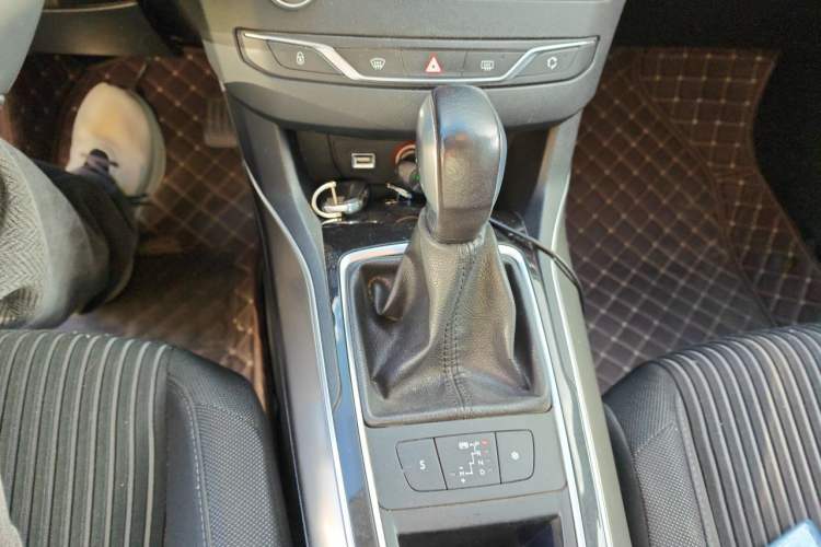 Used Peugeot 408 2014 1.8L Automatic Luxury Edition Gear Lever