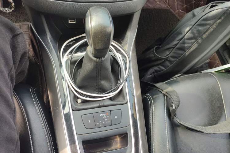 Used Peugeot 408 2014 1.8L Automatic Luxury Edition Gear Lever