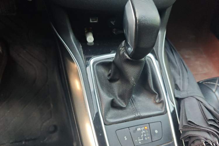 Used Peugeot 408 2014 1.8L Automatic Luxury Edition Gear Lever