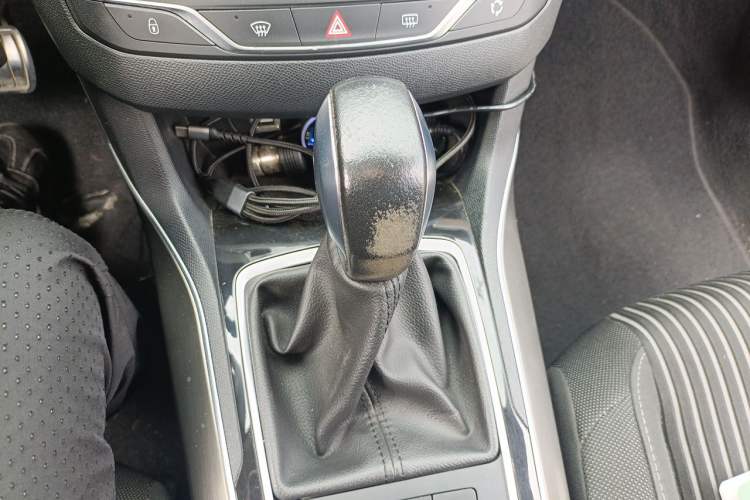 Used Peugeot 408 2014 1.8L Automatic Luxury Edition Gear Lever
