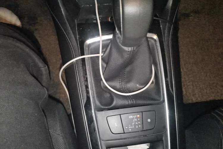 Used Peugeot 408 2014 1.8L Automatic Luxury Edition Gear Lever