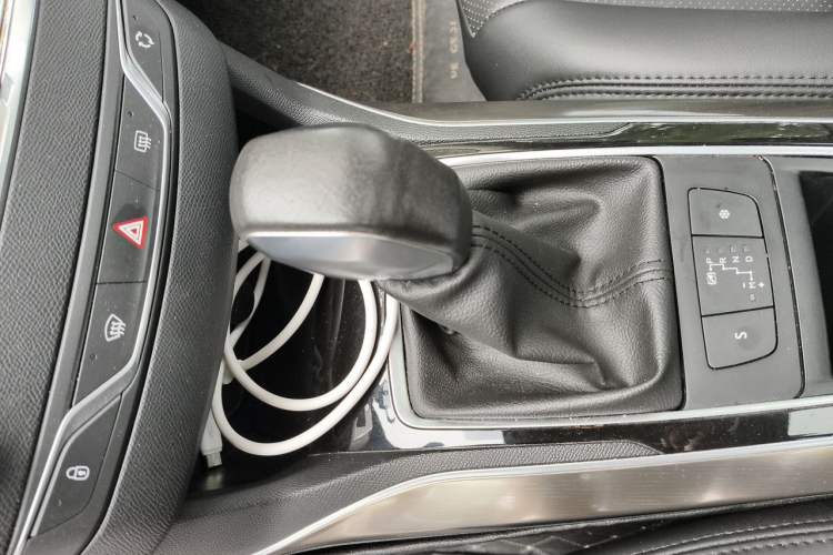 Used Peugeot 408 2014 1.8L Automatic Luxury Edition Gear Lever