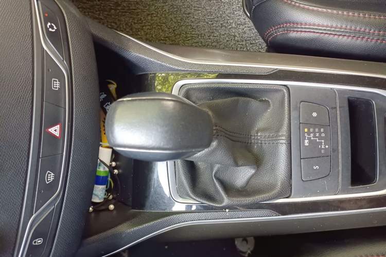 Used Peugeot 408 2014 1.8L Automatic Luxury Edition Gear Lever
