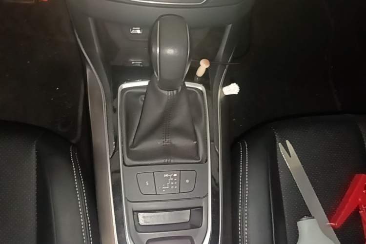 Used Peugeot 408 2014 1.8L Automatic Luxury Edition Gear Lever