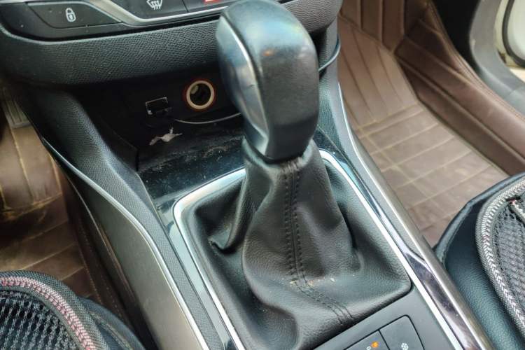 Used Peugeot 408 2014 1.8L Automatic Luxury Edition Gear Lever