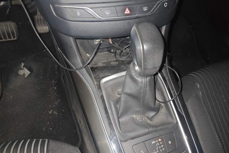 Used Peugeot 408 2014 1.8L Automatic Luxury Edition Gear Lever