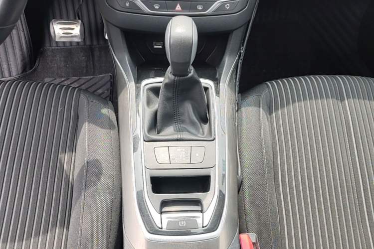 Used Peugeot 408 2014 1.8L Automatic Luxury Edition Gear Lever