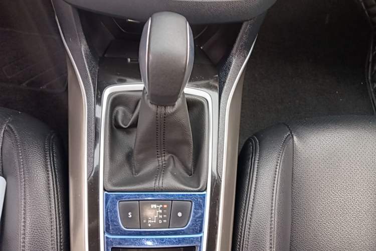 Used Peugeot 408 2014 1.8L Automatic Luxury Edition Gear Lever