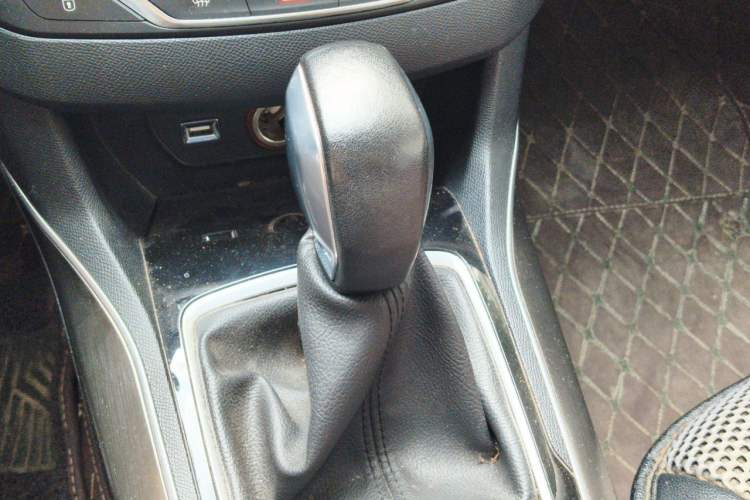 Used Peugeot 408 2014 1.8L Automatic Luxury Edition Gear Lever