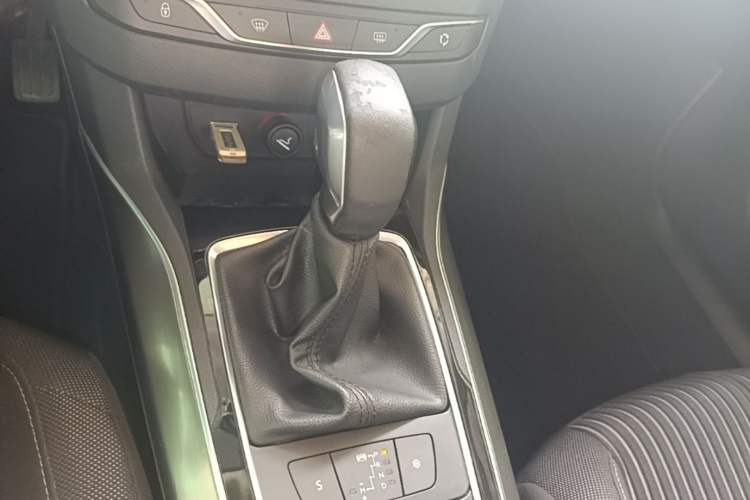 Used Peugeot 408 2014 1.8L Automatic Luxury Edition Gear Lever