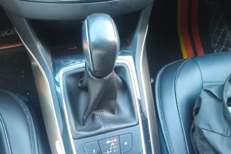 Used Peugeot 408 2014 1.8L Automatic Luxury Edition Gear Lever