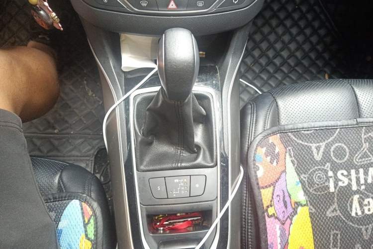 Used Peugeot 408 2014 1.8L Automatic Luxury Edition Gear Lever