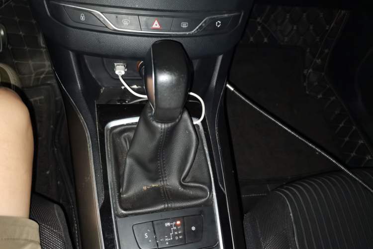 Used Peugeot 408 2014 1.8L Automatic Luxury Edition Gear Lever