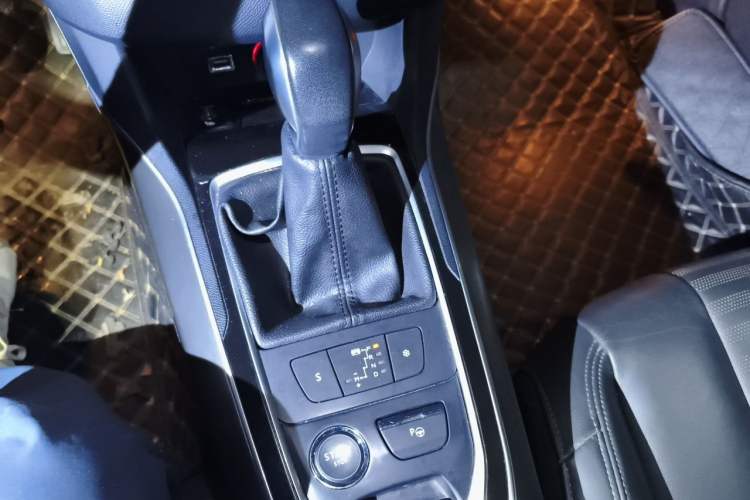 Used Peugeot 408 2014 1.6T Automatic Supreme Edition Gear Lever