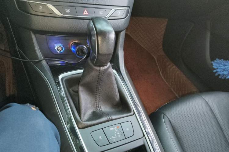 Used Peugeot 408 2014 1.8L Automatic Luxury Edition Gear Lever