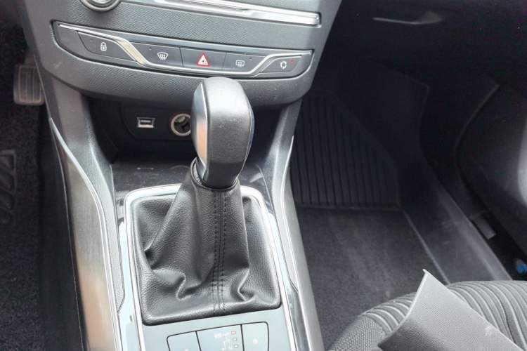 Used Peugeot 408 2014 1.8L Automatic Luxury Edition Gear Lever