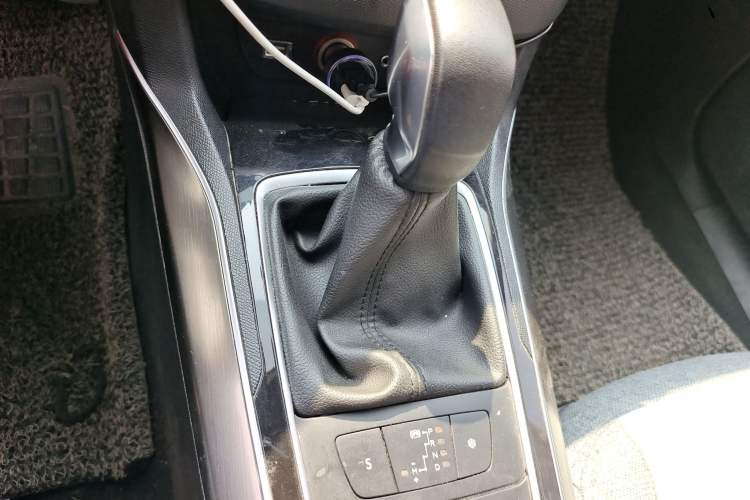 Used Peugeot 408 2014 1.8L Automatic Luxury Edition Gear Lever