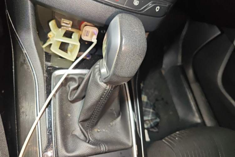 Used Peugeot 408 2014 1.8L Automatic Luxury Edition Gear Lever
