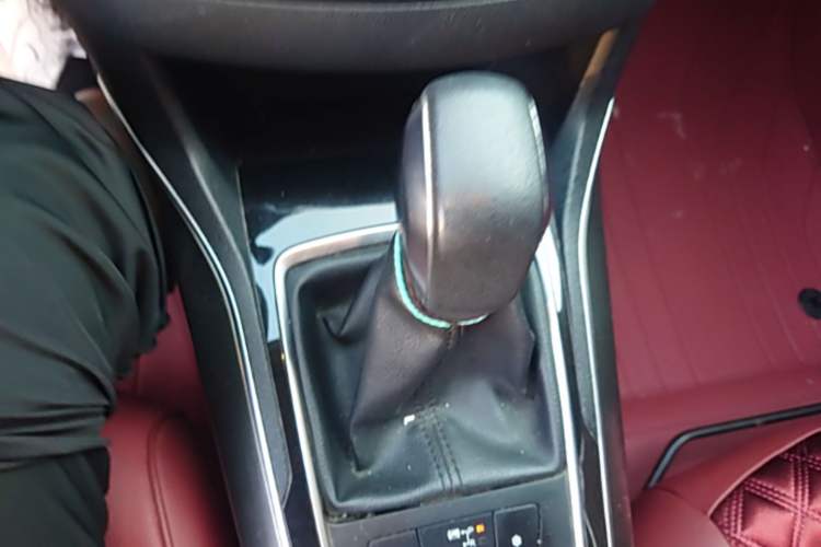 Used Peugeot 408 2014 1.8L Automatic Luxury Edition Gear Lever