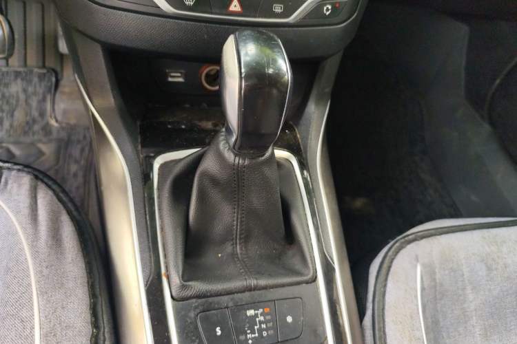 Used Peugeot 408 2014 1.8L Automatic Luxury Edition Gear Lever