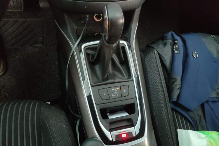 Used Peugeot 408 2014 1.8L Automatic Luxury Edition Gear Lever