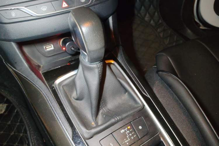 Used Peugeot 408 2014 1.8L Automatic Luxury Edition Gear Lever