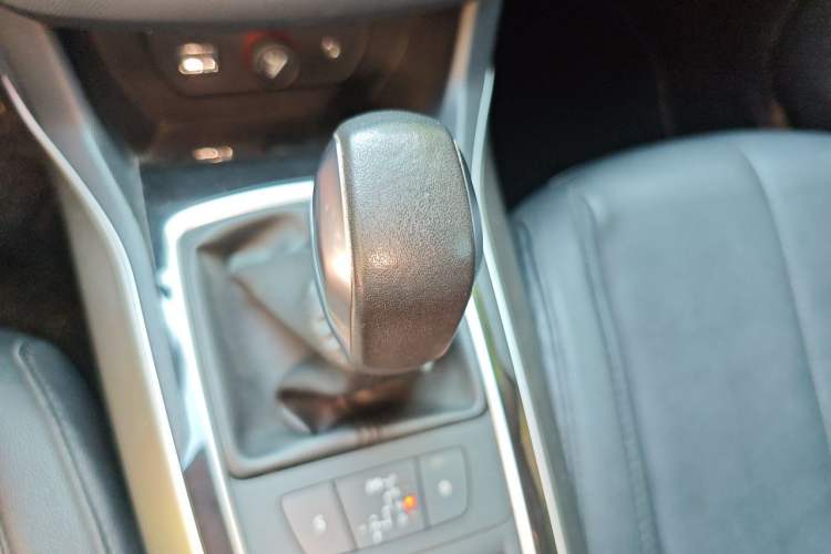 Used Peugeot 408 2014 1.8L Automatic Luxury Edition Gear Lever