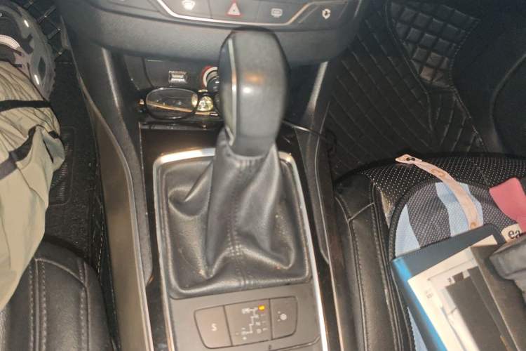 Used Peugeot 408 2014 1.8L Automatic Luxury Edition Gear Lever