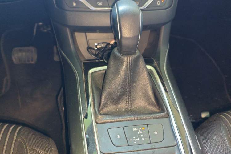 Used Peugeot 408 2014 1.8L Automatic Luxury Edition Gear Lever