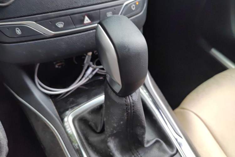 Used Peugeot 408 2014 1.8L Automatic Luxury Edition Gear Lever
