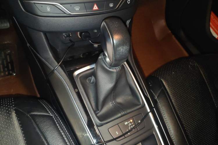 Used Peugeot 408 2014 1.8L Automatic Luxury Edition Gear Lever