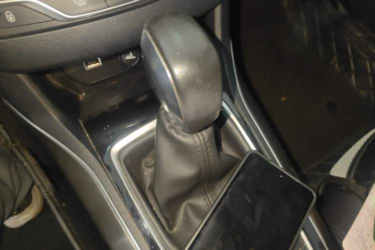 Used Peugeot 408 2014 1.8L Automatic Luxury Edition Gear Lever