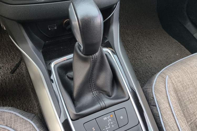 Used Peugeot 408 2014 1.8L Automatic Luxury Edition Gear Lever