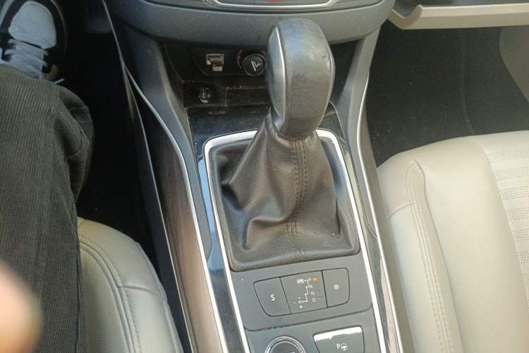 Used Peugeot 408 2014 1.6T Automatic Supreme Edition Gear Lever