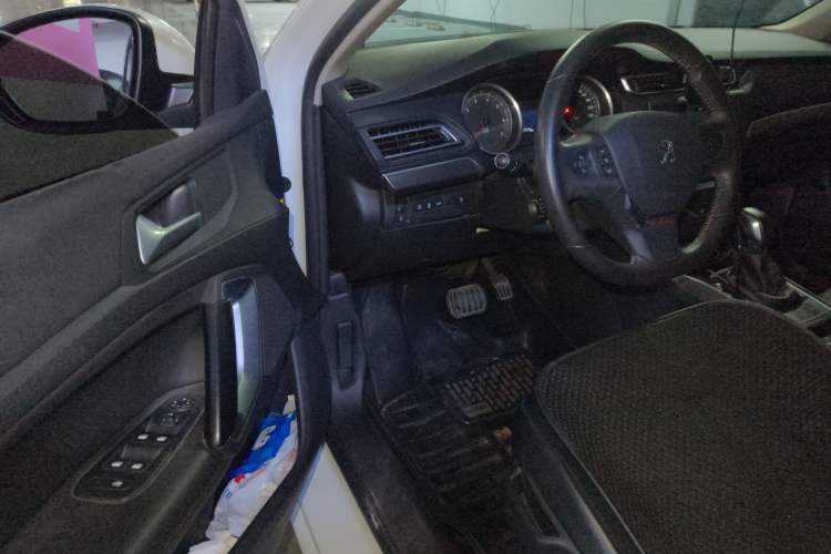 Used Peugeot 408 2014 1.8L Automatic Luxury Edition Interior 3