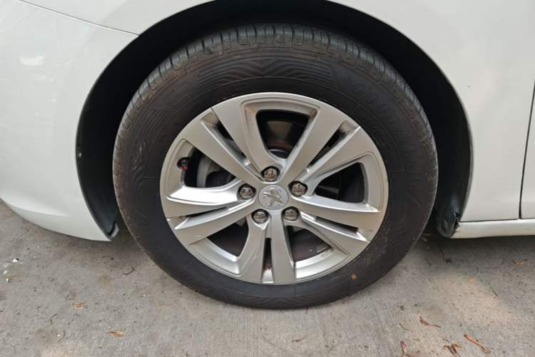 Used Peugeot 408 2014 1.8L Automatic Leading Edition Left Front Wheel Hub