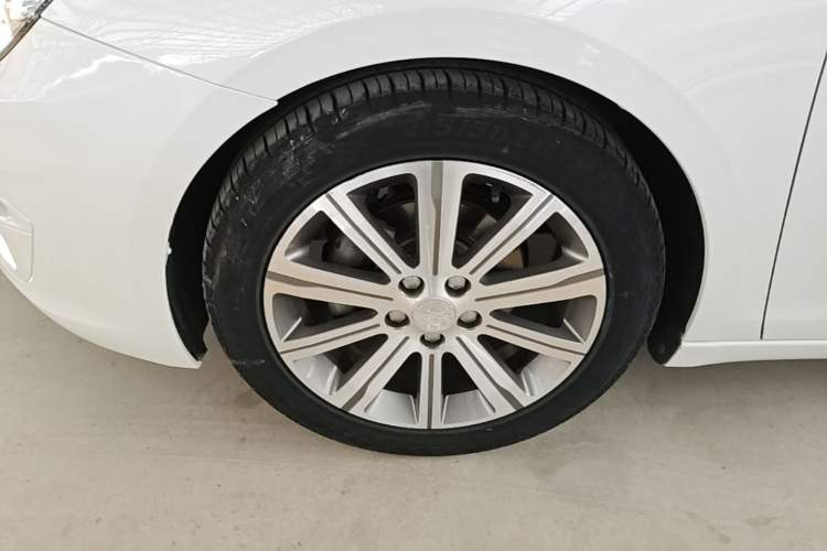 Used Peugeot 408 2014 1.8L Automatic Luxury Edition Left Front Wheel Hub