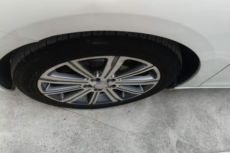 Used Peugeot 408 2014 1.8L Automatic Luxury Edition Left Front Wheel Hub