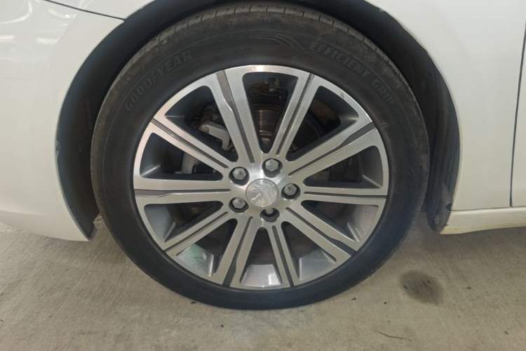 Used Peugeot 408 2014 1.8L Automatic Luxury Edition Left Front Wheel Hub