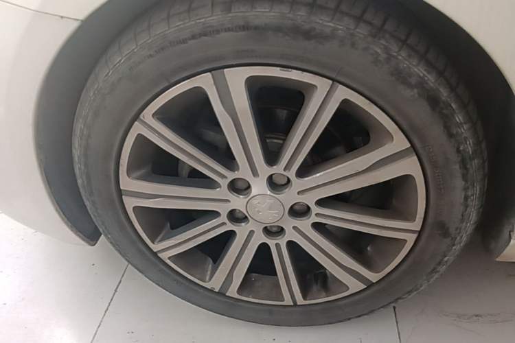 Used Peugeot 408 2014 1.8L Automatic Luxury Edition Left Front Wheel Hub