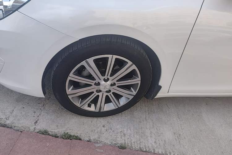 Used Peugeot 408 2014 1.8L Automatic Luxury Edition Left Front Wheel Hub