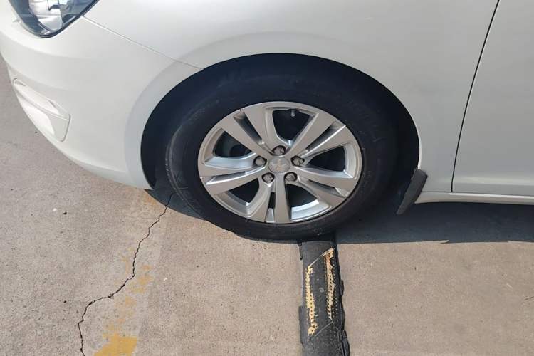 Used Peugeot 408 2014 1.8L Manual Leading Edition Left Front Wheel Hub