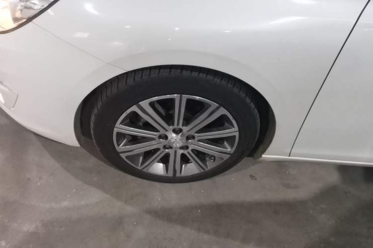 Used Peugeot 408 2014 1.8L Automatic Luxury Edition Left Front Wheel Hub