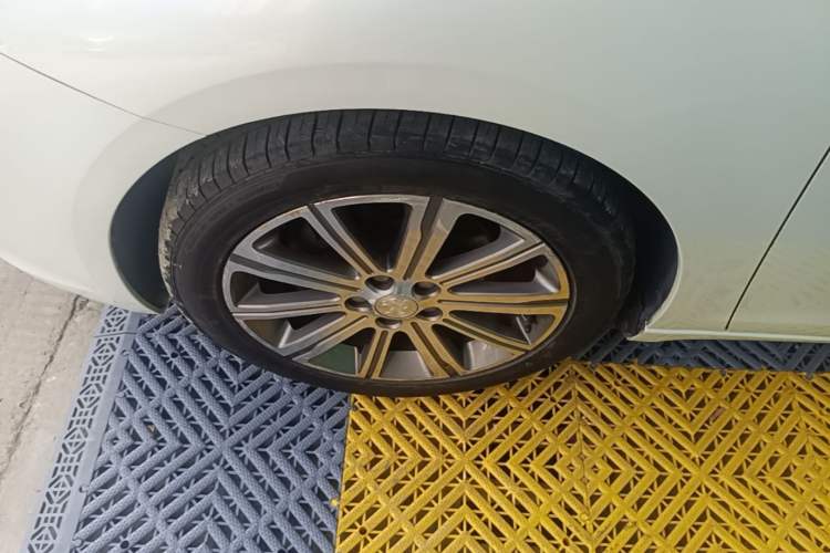 Used Peugeot 408 2014 1.8L Automatic Luxury Edition Left Front Wheel Hub