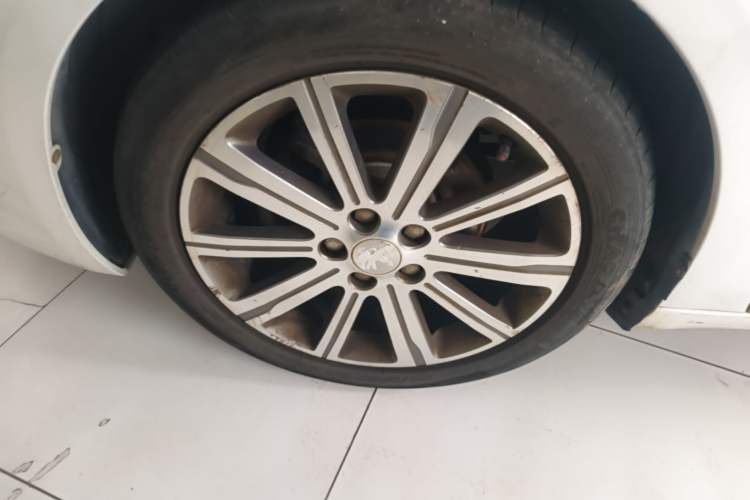 Used Peugeot 408 2014 1.8L Automatic Luxury Edition Left Front Wheel Hub