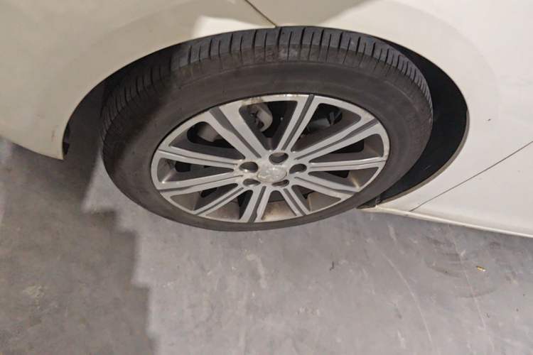Used Peugeot 408 2014 1.8L Automatic Luxury Edition Left Front Wheel Hub