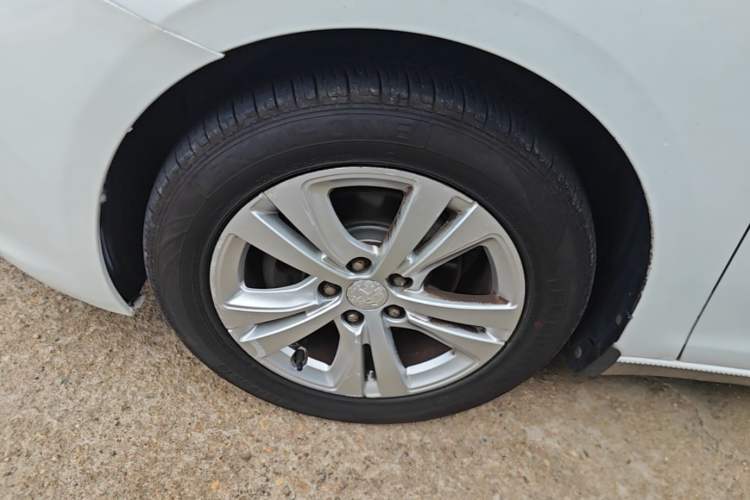 Used Peugeot 408 2014 1.8L Automatic Leading Edition Left Front Wheel Hub
