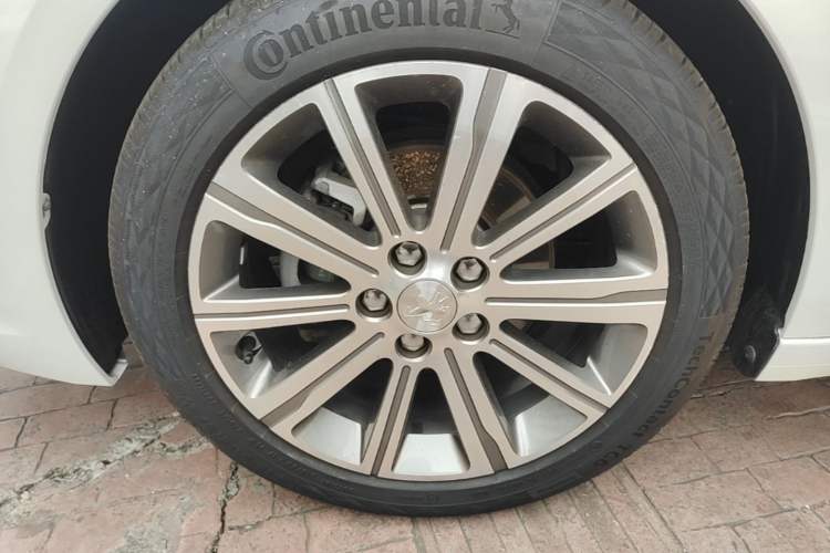 Used Peugeot 408 2014 1.8L Automatic Luxury Edition Left Front Wheel Hub