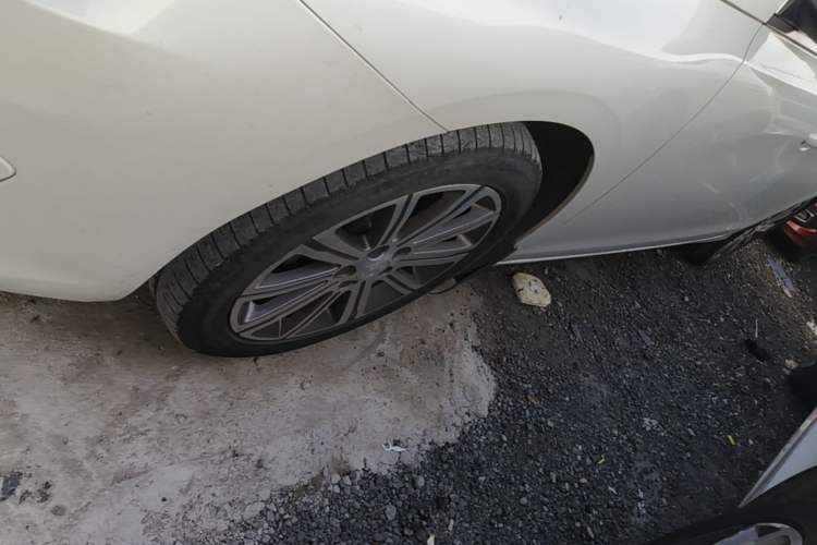Used Peugeot 408 2014 1.8L Automatic Luxury Edition Left Front Wheel Hub